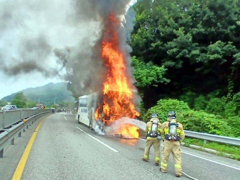 관광버스 화재 현장의 모습. 연합뉴스