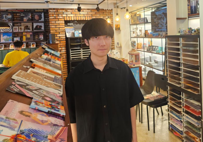 지난달 31일 서울 마포구 한 카페에서 오쿠야마 요시유키 감독이 인터뷰 후 포즈를 취하고 있다. 도키엔터테인먼트 제공