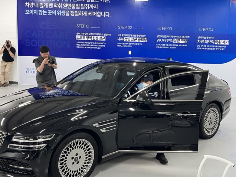 클리닝·살균까지‘프루브 스테이션’에서 오토옥션 직원이 차량 내·외부 클리닝 및 살균·탈취 작업 시연을 하고 있다.