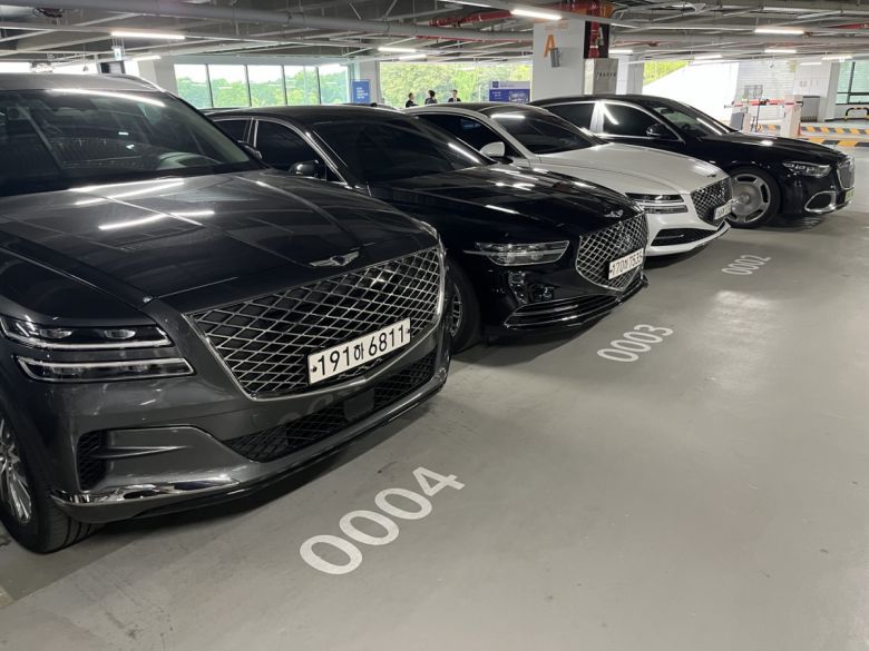 상품화 완료 상품화 과정을 거친 중고차들이 오토옥션 주차장에서 경매 회원사들의 낙찰을 기다리고 있다.