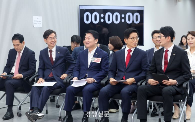 3일 여의도 국민의힘 중앙당사에서 열린 당 대표 후보자 비전대회에 앞서 후보들이 대화를 나누고 있다.  왼쪽부터 장동혁, 조경태, 안철수, 김문수, 주진우 후보.  문재원 기자