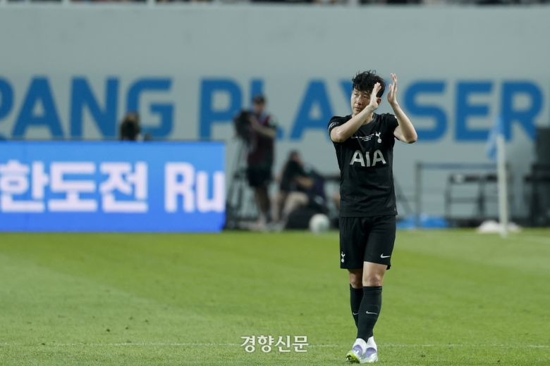 토트넘 훗스퍼 손흥민이 3일 서울월드컵경기장에서 열린 뉴캐슬 유나이티드와의 쿠팡플레이 친선경기에 교체 퇴장하며 눈물 흘리며 팬들에게 인사하고 있다. 2025.08.03 문재원 기자