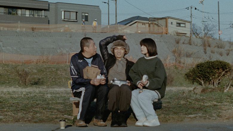 <엣 더 벤치> 2부 ‘쌓여가는 초밥’에서 4년차 커플 나나(오른쪽, 키시이 유키노)와 칸타 (중간, 오카야미 아마네)의 싸움을 대화를 엿듣던 행인(왼쪽, 아라카와 요시요시)이 한 벤치에 앉아 중재하고 있다. 도키엔터테인먼트 제공