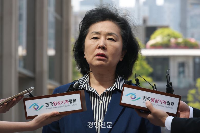 김영선 전 국민의힘 의원이 지난 4월29일 서울 서초구 서울고검에 출석하며 취재진 질문에 답하고 있다. 성동훈 기자