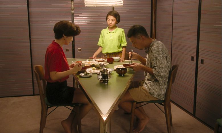 소마이 신지 감독의 영화 <이사>에서 초등학교 6학년 렌은 이혼을 선언한 부모를 설득하려 애를 쓴다. 찬란 제공