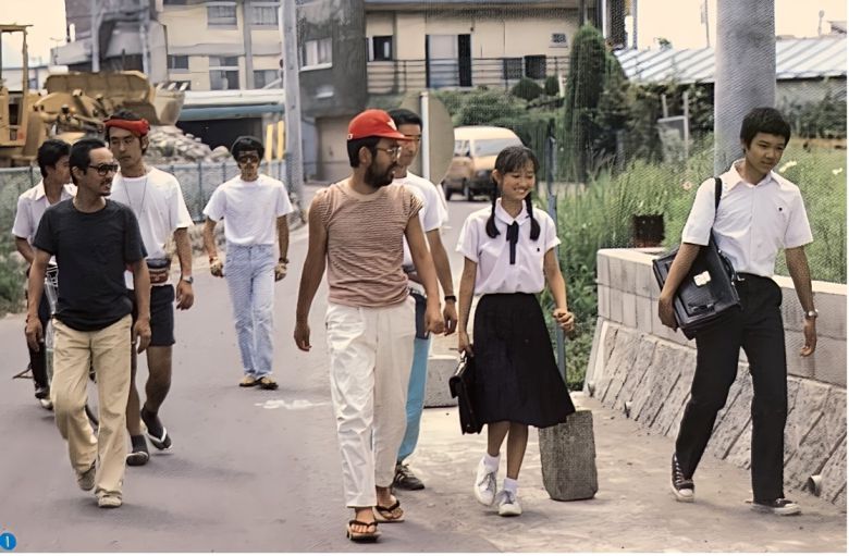 소마이 신지 감독(가운데)이 <태풍클럽>을 연출할 때의 비하인드 컷. 엠엔엠인터내셔널 제공