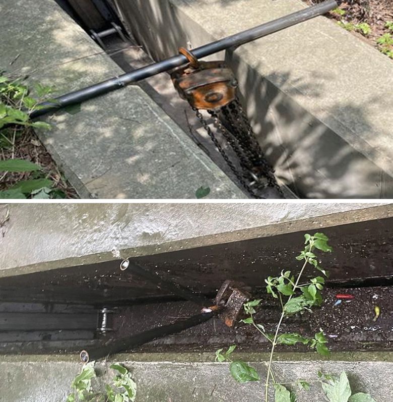 지난 6월19일 대구 노곡동 직관로 수문에 임시 고정용 강철봉과 수동 조작용 체인블록이 설치돼 있다(위 사진). 지난 7월17일 노곡동 수해사고 직후 강철봉이 V자로 휘어져 훼손돼 있다. 대구시 제공