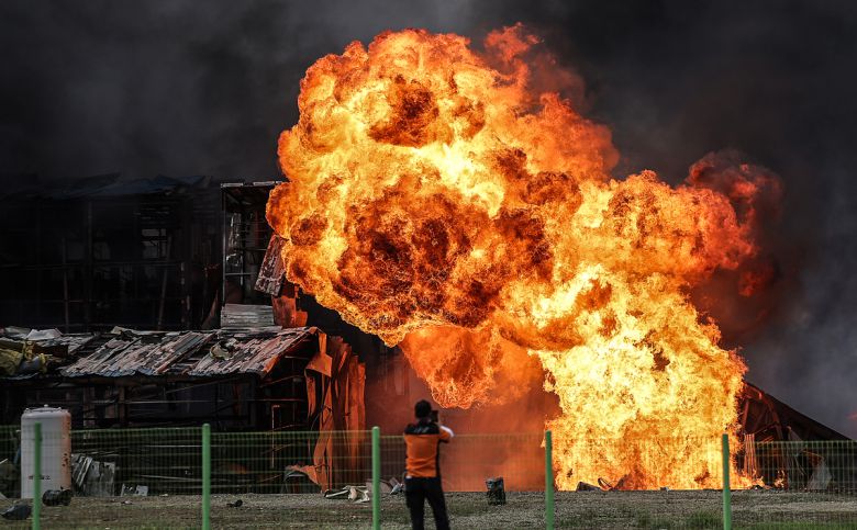 경북 영천시 금호읍 구암리 채신공단 내 화장품 원료 제조공장에서 지난 3일 불이 난 가운데 소방 당국이 진화작업을 하고 있다. 연합뉴스