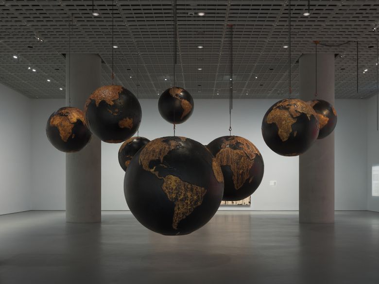 마크 브래드포드가 서울 용산구 아모레퍼시픽미술관에 전시한 ‘그는 잿더미의 왕이 되기 위해서라도 나라가 타오르는 것을 볼 것이다’(2019). 아모레퍼시픽미술관 제공