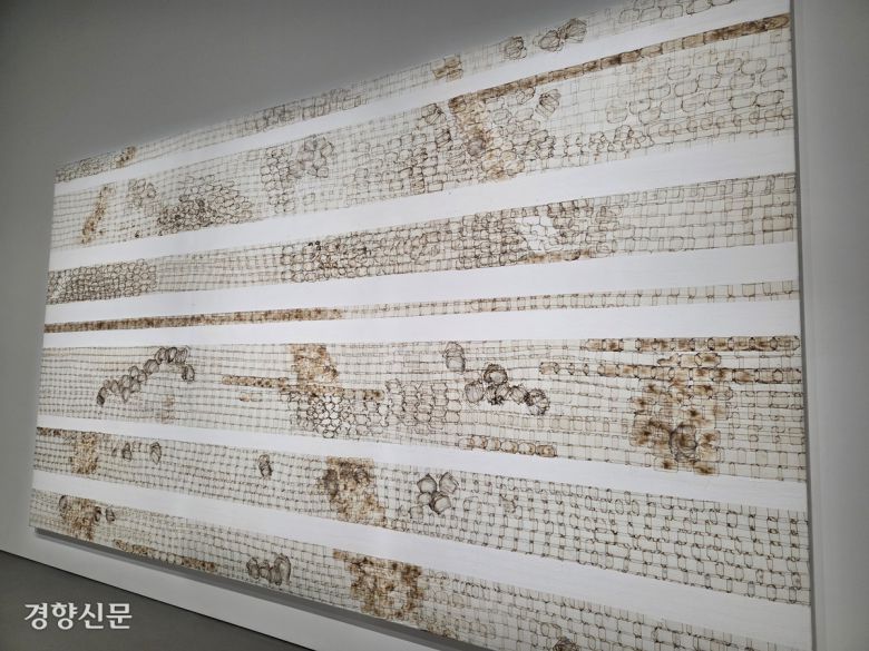 마크 브래드포드가 서울 용산구 아모레퍼시픽미술관에 전시한 ‘엔드페이퍼’ 연작 중 ‘심장이 뛰는 쪽’(2024). 윤승민 기자