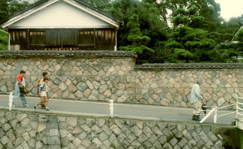 소마이 신지 감독은 멀리서 등장 인물들의 동선을 비추는 롱테이크를 자주 활용한다. 영화 <여름정원> 속 세 아이들이 마을의 독거 노인의 뒤를 몰래 따라가고 있다. 찬란 제공