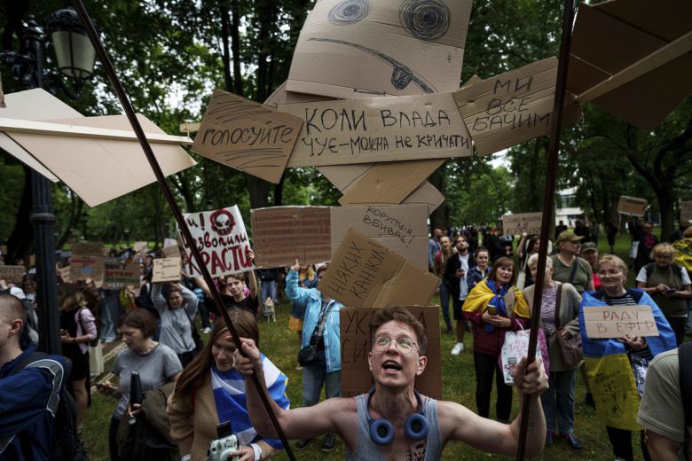 지난달 31일(현지시간) 우크라이나 키이우 마린스키 공원에서 시민들이 골판지로 만든 각양각색의 팻말을 들고 시위에 참여하고 있다. AP연합뉴스