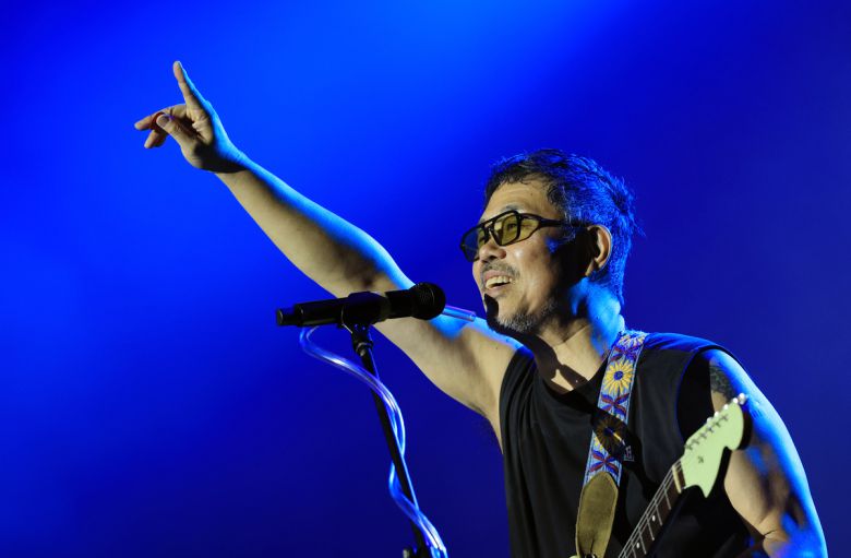 ‘펜타포트 락 페스티벌 2025’ 무대에 오른 3호선 버터플라이 기타리스트 성기완이 팬들에게 인사하고 있다. 서성일 선임기자