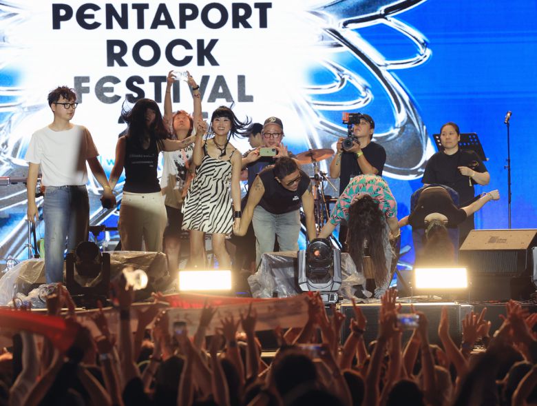 펜타포트 무대가 끝난 후 3호선 버터플라이 멤버들이 손을 잡고 관객들에게 인사하고 있다. 서성일 선임기자