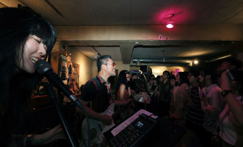 밴드 ‘3호선 버터플라이’가 지난달 26일 서울 서교동 스트레인지프룻에서 공연을 하고 있다.  이 공연은 펜타포트를 앞두고 열린 실질적인 컴백 무대였다. 서성일 선임기자