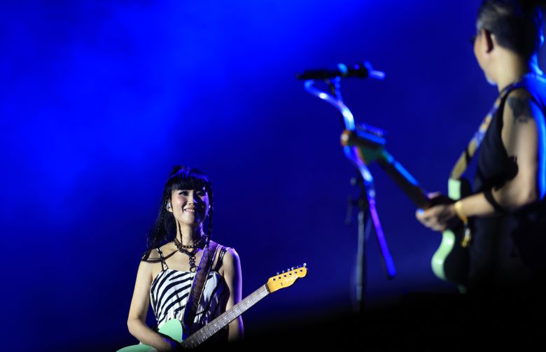 ‘펜타포트 락 페스티벌 2025’ 무대에 오른 3호선 버터플라이 보컬 남상아가 공연 도중 기타리스트 성기완을 바라보며 웃고 있다. 서성일 선임기자