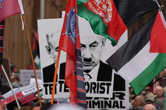 3일(현지시간) 호주 시드니에서 열린 시위에서 참가자들이 이스라엘의 가자지구 전쟁과 기아 위기에 항의하며, 베냐민 네타냐후 이스라엘 총리를 히틀러에 비유한 그림이 담긴 팻말을 들고 있다. AFP연합뉴스