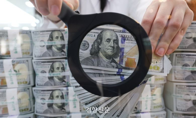 지난 2월5일 서울 중구 하나은행 위·변조 대응센터 직원이 달러를 정리하고 있다. 권도현 기자