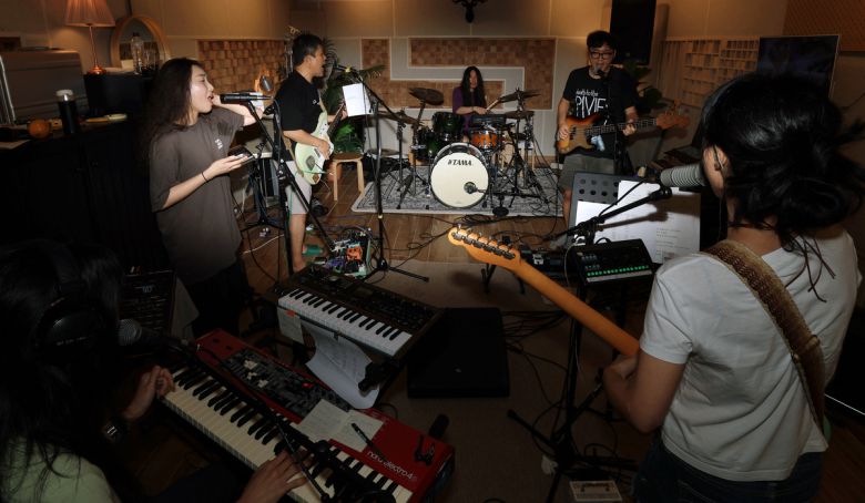 3호선버터플라이 멤버들이 지난달 24일 서울 합정동의 한 녹음실에서 합주를 하고 있다. 서성일 선임기자