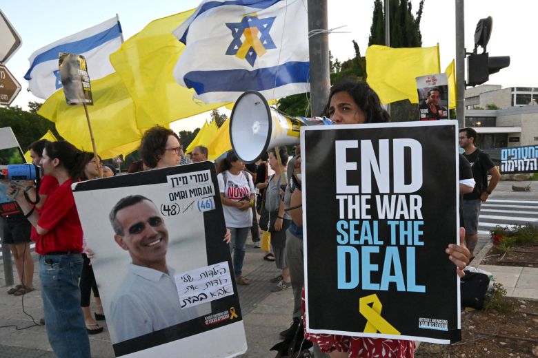 가자지구에 억류된 이스라엘 인질들의 석방과 가자지구 전쟁 확전을 반대하는 시위 참가자들이 5일(현지시간)( 예루살렘에 있는 베냐민 네타냐후 이스라엘 총리 관저 앞에서 인질 사진이 담긴 팻말을 들고 있다. UPI연합뉴스