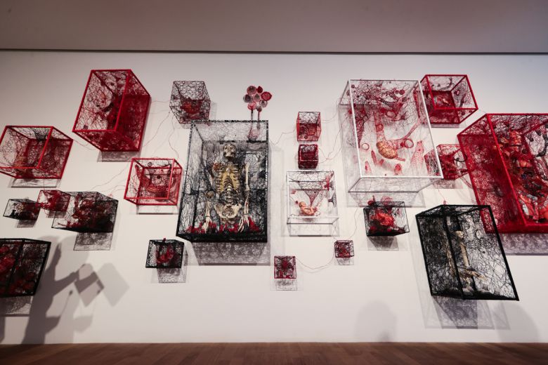 지난달 25일 서울 종로구 가나아트센터에서 열린 시오타 치하루 개인전 ‘Return to Earth’에 전시된 ‘The Self in Others’ 연작.  연합뉴스