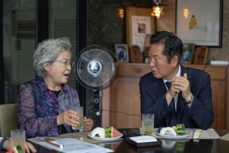 정청래 더불어민주당 대표가 7일 경남 김해시 봉하마을 노무현 전 대통령 사저를 방문해 권양숙 여사와 환담하고 있다. 민주당 제공