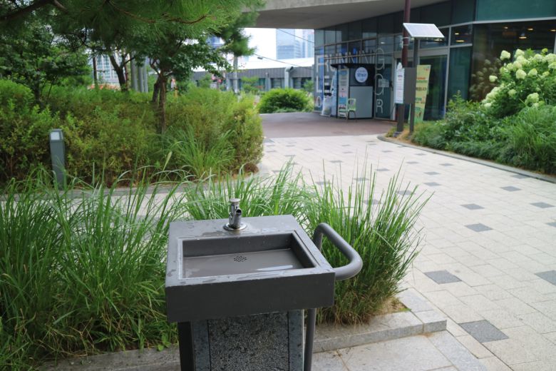 지난달 서울 중구 음수대 뒤편에 무료로 생수병을 나눠주는 지자체 사업인 ‘오!빙고’ 자판기가 설치돼 있다. 여성환경연대 제공