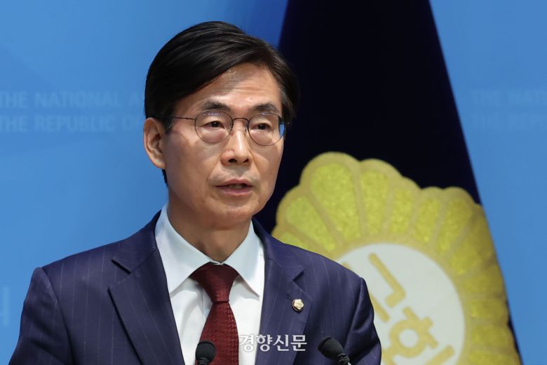 국민의힘 당대표 선거에 출마하는 조경태 의원이 27일 국회에서 ‘혁신 세력’ 후보 단일화를 촉구하는 기자회견을 하고 있다. 한수빈 기자