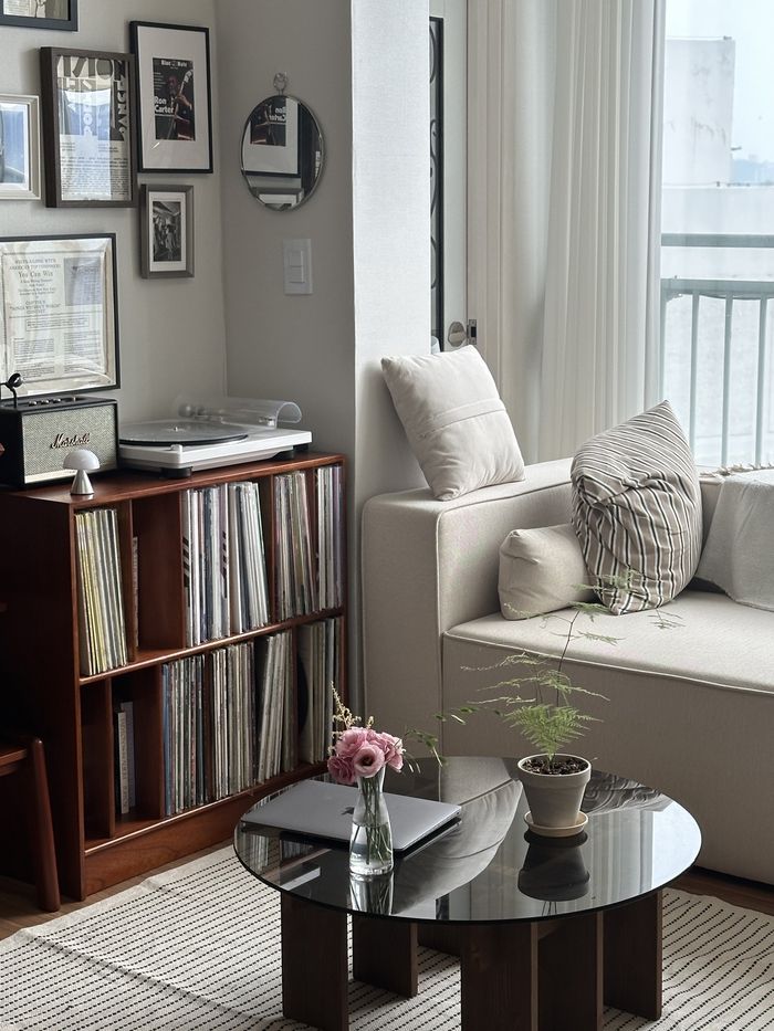 “퇴근 후 거실에 누워 음악을 들으며 와인을 한 잔 곁들이면, 굳이 좋은 카페를 찾을 필요가 없어요.” 김지원씨(@koji___home)의 뮤직존