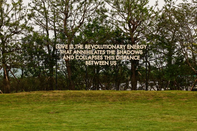 제주 서귀포시 포도뮤지엄에 전시된 로버트 몽고메리의 ‘Love is The Revolutionary Energy’(2025). 포도뮤지엄 제공