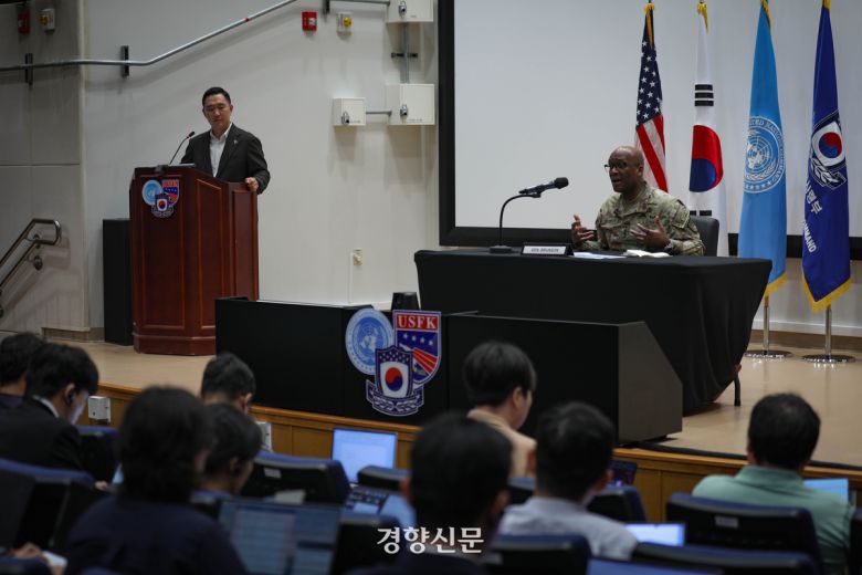 제이비어 브런슨 주한미군사령관(한·미연합군사령관·유엔군사령관 겸직)이 지난 8일 경기 평택 캠프 험프리스에서 열린 기자 간담회에서 발언을 하고 있다. 주한미군사령부 제공