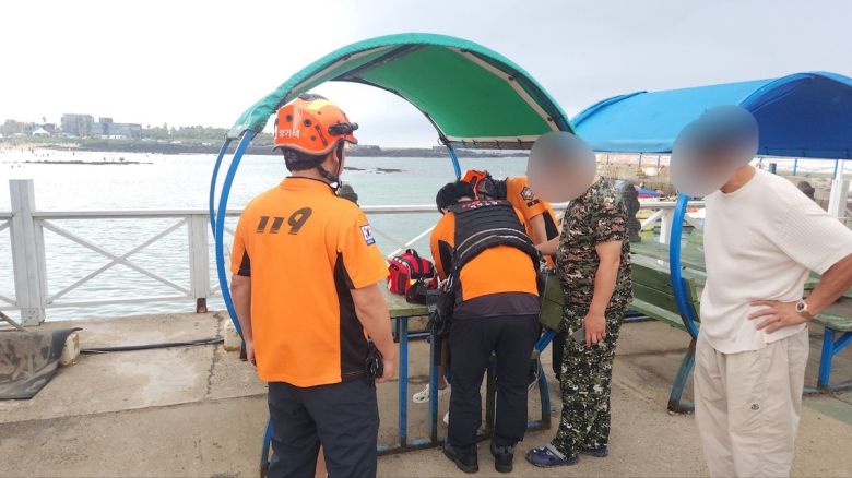 9일 오후 제주 신흥해변 인근 해상 수난사고 구조 현장. 연합뉴스
