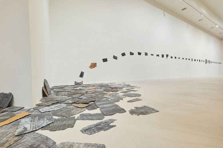 제주 서귀포시 포도뮤지엄에 전시된 제니 홀저의 ‘Cursed’(2022). 포도뮤지엄 제공