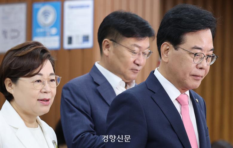 송언석 국민의힘 비상대책위원장 겸 원내대표, 정점식 사무총장, 김정재 정책위의장(오른쪽부터)이 8일 국회에서 열린 비대위 회의에 입장하고 있다. 박민규 선임기자