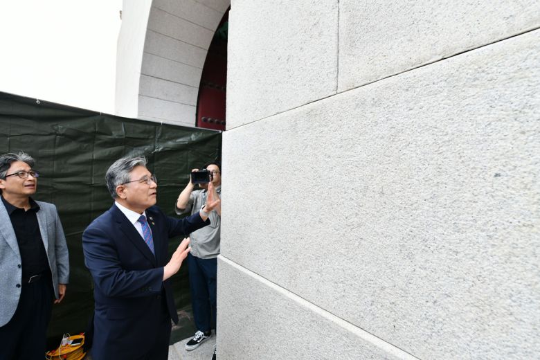허민 국가유산청이 11일 오후 경복궁 광화문에서 낙서 제거 상태를 점검하고 있다.    국가유산청 제공