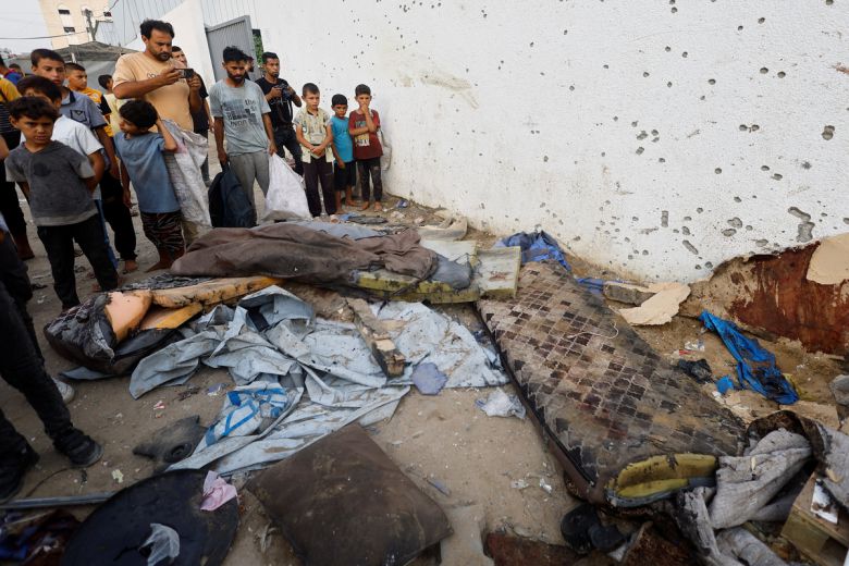 11일(현지시간) 가자시티 알시파병원 이스라엘의 공습 현장에서 팔레스타인인들이 피해를 살펴보고 있다. 이 공습으로 알자지라 방송 기자 아나스 알샤리프 등 기자 5명이 사망했다. 로이터연합뉴스