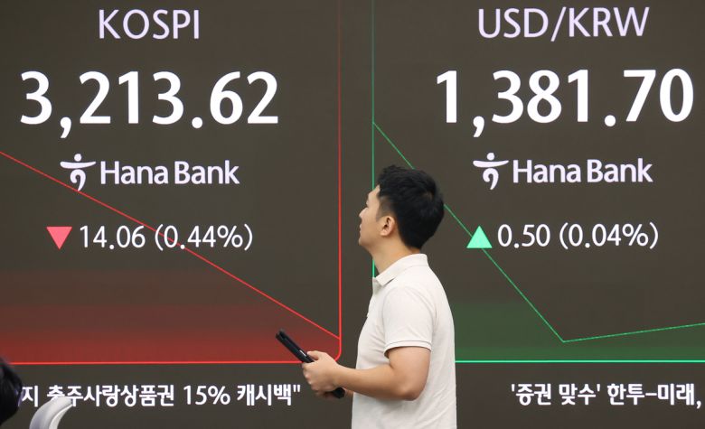 지난 8일 서울 중구 하나은행 딜링룸에서 직원이 업무를 보고 있다. 연합뉴스