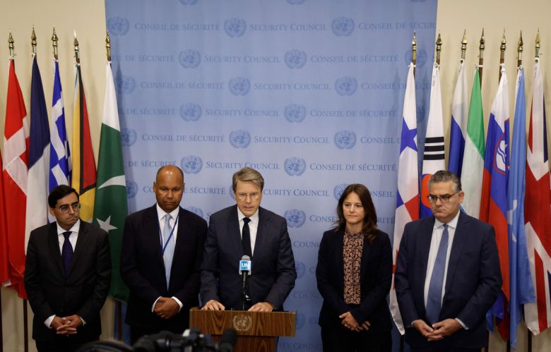 10일(현지시간) 미국 뉴욕 유엔본부에서 가자지구 상황과 관련한 유엔 안전보장이사회 긴급회의에 앞서 프랑스, 영국, 슬로베니아, 덴마크, 그리스 유엔대사가 함께 기자회견을 갖고 있다. AFP연합뉴스