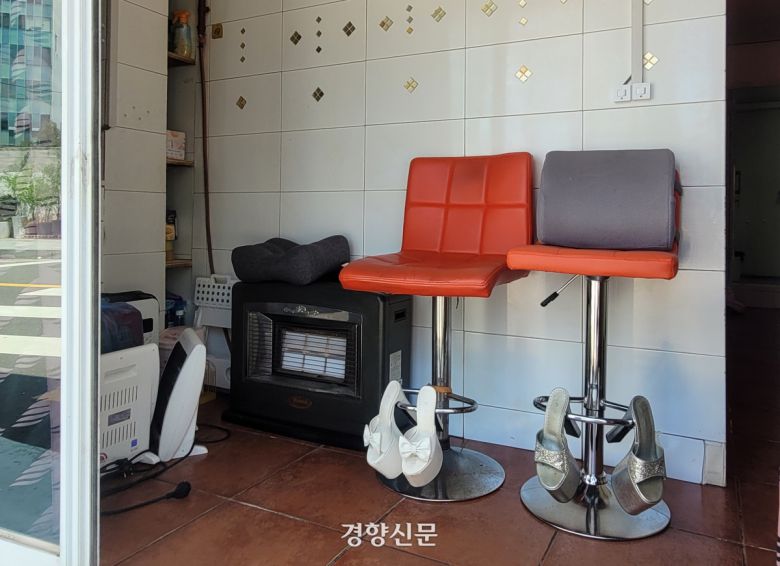 지난 8일 오후 1시쯤 서울 영등포역 인근에 있는 ‘유리문 방’ 거리의 한 업소 내부 모습. 백민정 기자