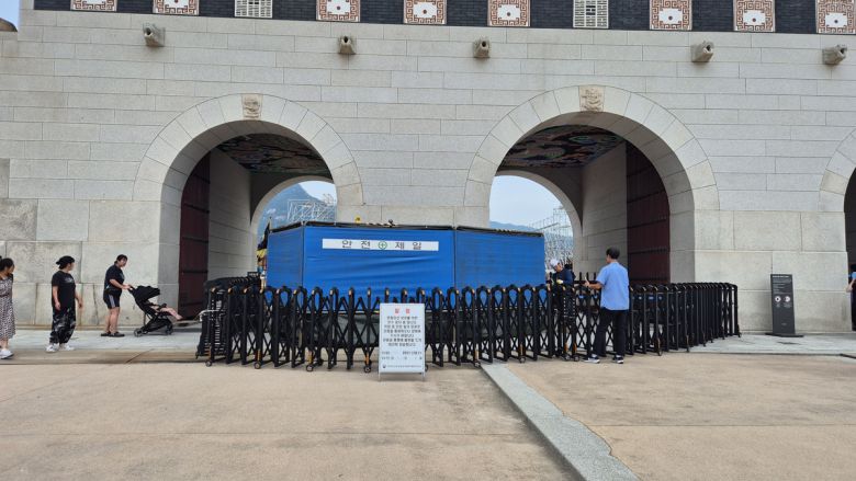 경복궁 광화문 낙서현장에 가림막을 친 모습.   국가유산청 제공