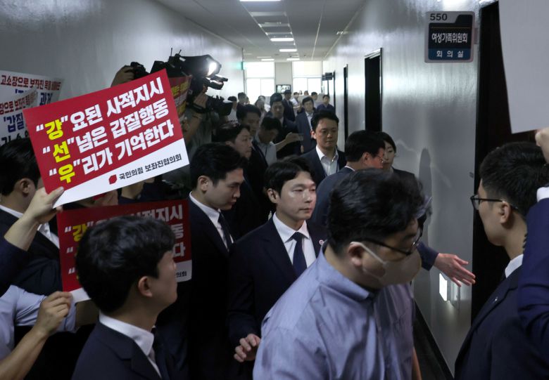 국민의힘 보좌진협의회 소속 보좌진들이 지난달 14일 국회 여성가족위원회에서 열린 강선우 여성가족부 장관 후보자 인사청문회 회의장 앞에서 피켓 시위를 하고 있다. 연합뉴스