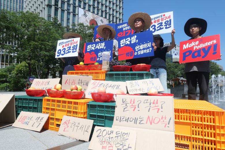기후환경단체 관계자들과 농업인들이 12일 서울 광화문광장에서 기자회견을 열고 국내 온실가스 누적 배출 1위 기업인 한전과 발전자회사를 상대로 농업 피해에 대한 손해배상 청구 소송을 제기한다고 밝히고 있다. 정효진 기자