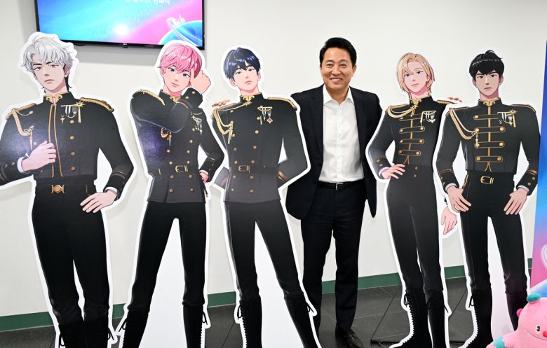 오세훈 서울시장이 12일 오전 ‘2025 Startup Seoul 홍보대사 및 Try Everything 홍보단’ 위촉식에 앞서 버추얼 보이그룹 플레이브와 기념촬영 하고 있다. 서울시 제공