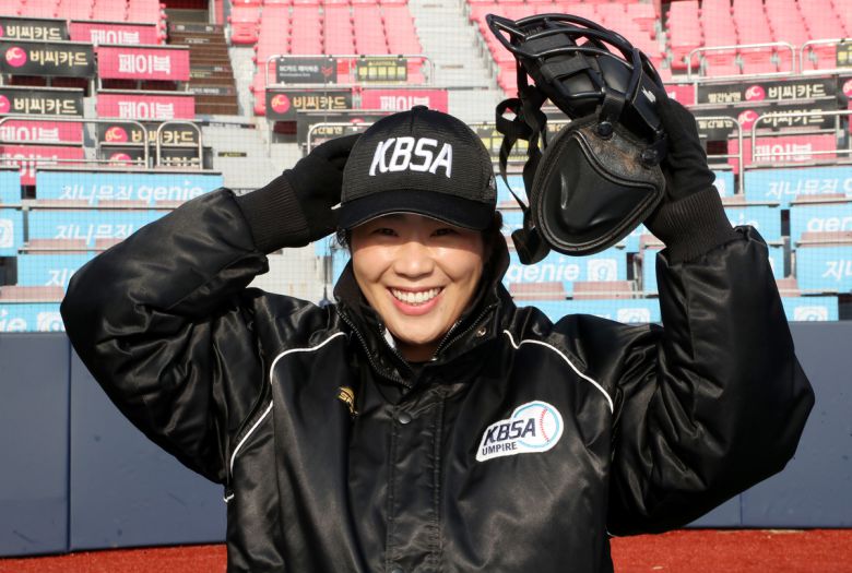 김민서 심판이 2021년 스포츠경향과의 인터뷰에 앞서 장비를 갖추고 포즈를 취하고 있다. 박민규 선임기자