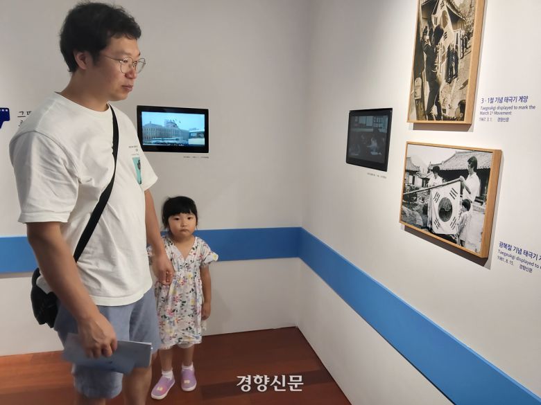 김규석씨(39)와 딸 하영양(4)이 80주년 광복절인 15일 서울 종로구 대한민국역사박물관을 찾아 전시를 둘러보고 있다. 김태욱 기자