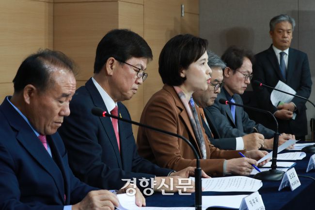 유은혜 사회부총리 겸 교육부 장관(가운데)이 2019년 11월 정부서울청사에서 ‘고교서열화 해소 및 일반고 역량 강화 방안’을 발표하고 있다. 이준헌 기자