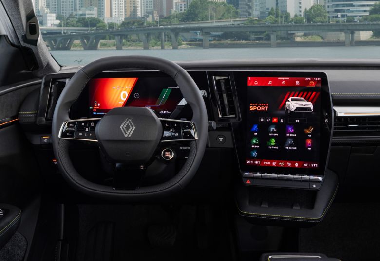 운전석의 12.3인치 가로형 스크린에서 12인치 세로형 터치 스크린으로 쭉 이어지는 기역(ㄱ) 모양의 ‘세닉 일렉트릭’ 인포테인먼트 시스템. 르노코리아 제공