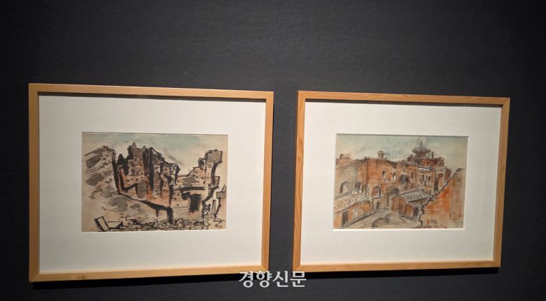 서울 중구 국립현대미술관 덕수궁관에 전시된 이응노의 ‘폐허의 서울’(1950년대·왼쪽)과 ‘조선호텔 뒤’(1952). 윤승민 기자