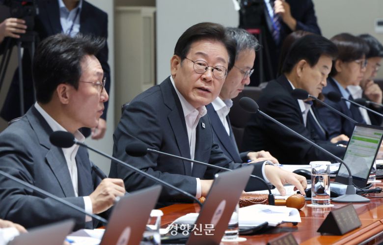 이재명 대통령과 국무위원들이 지난 7월 29일 국무회의에서 산재 예방대책을 논의했다. 이 대통령은 “포스코이앤씨라는 회사에서 올해 들어 네 번째 산재 사망사고가 발생했다”며  “(고용노동부 장관은) 산업재해가 안 줄어들면 직을 걸라”고 했다. 대통령실사진기자단