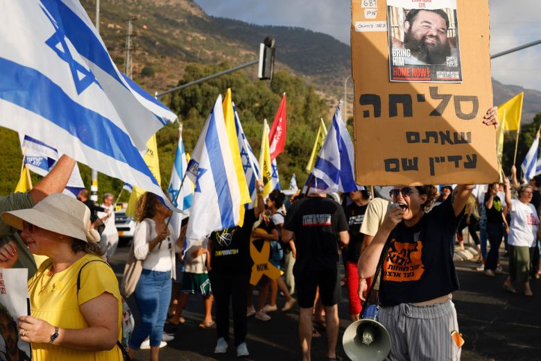17일(현지시간) 이스라엘 북부 키르얏슈모나 인근에서 시위대가 이스라엘 국기와 노란 깃발을 흔들며 가자지구에 억류된 이스라엘 인질들의 석방을 위한 협상 타결을 정부에 요구하고 있다. AFP연합뉴스